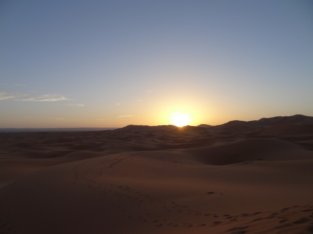モロッコ砂漠での日の出の写真